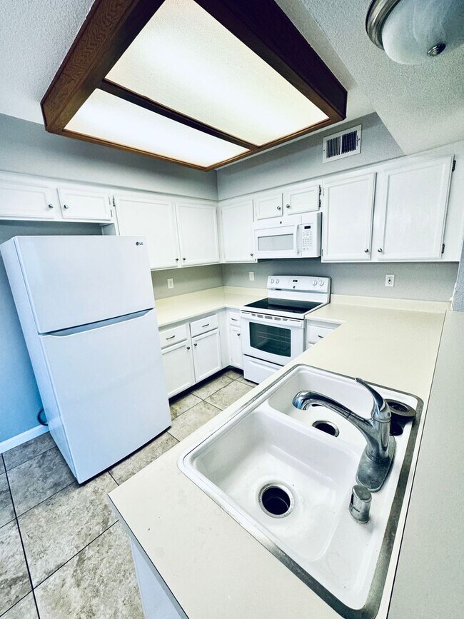 Building Photo - A Cozy 2 bedroom 2 bathroom with patio dow...