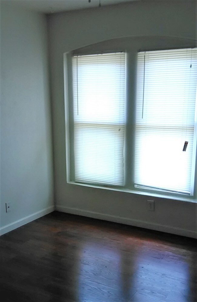 Building Photo - 425 N 18th Dr