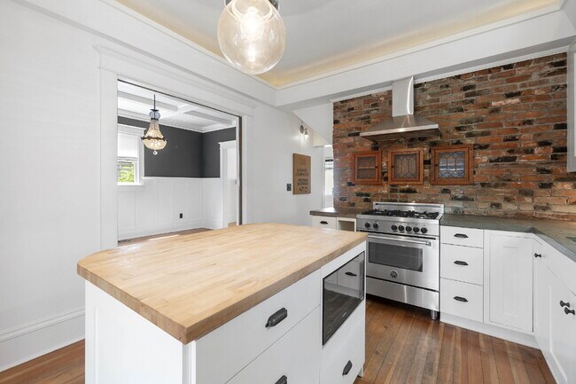 Building Photo - Beautifully Restored 3-Bedroom Home in Historic Section of Oregon City