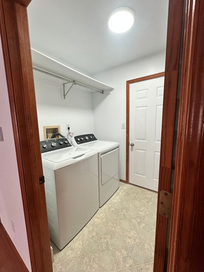 Building Photo - 1139 Laurel Ct