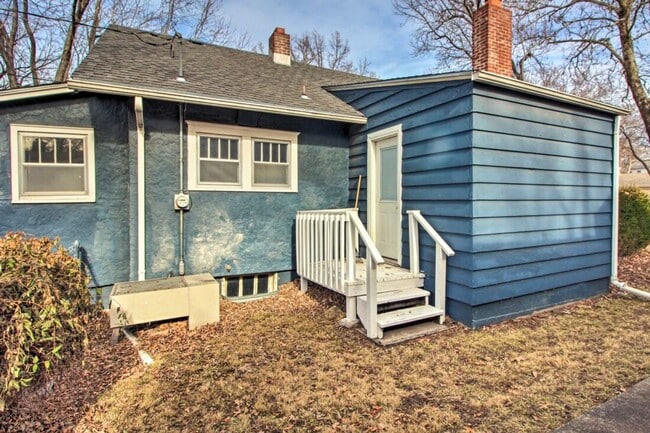 Building Photo - Newly remodeled, fully furnished adorable bungalow in a great location!