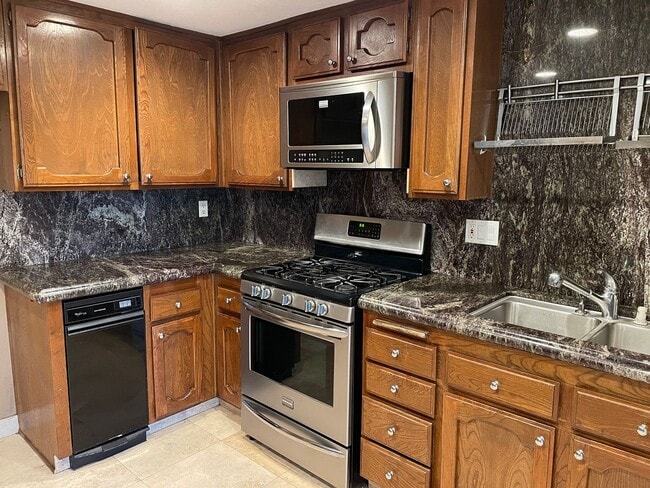 Building Photo - Impeccable end-unit La Mancha townhome in Mission Viejo