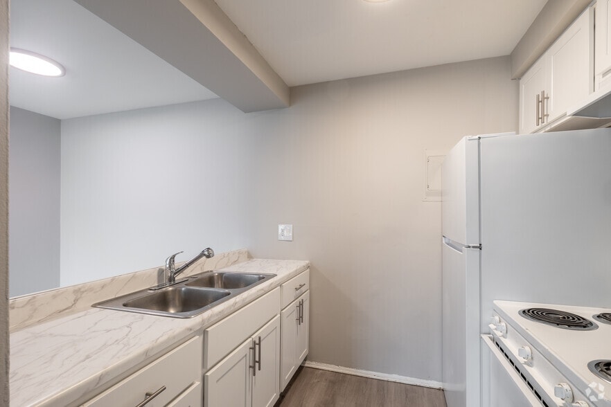 2BR, 1BA - 900SF - Kitchen - Cove On 13 - Roseville, MI