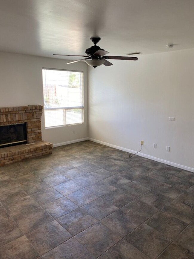 Building Photo - Gorgeous 4 Bedroom 2 Bath Home W/Pool!