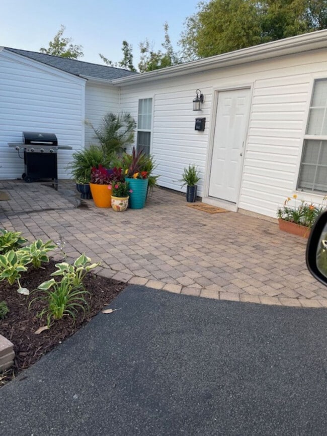 Building Photo - 10417 S Grant Ave