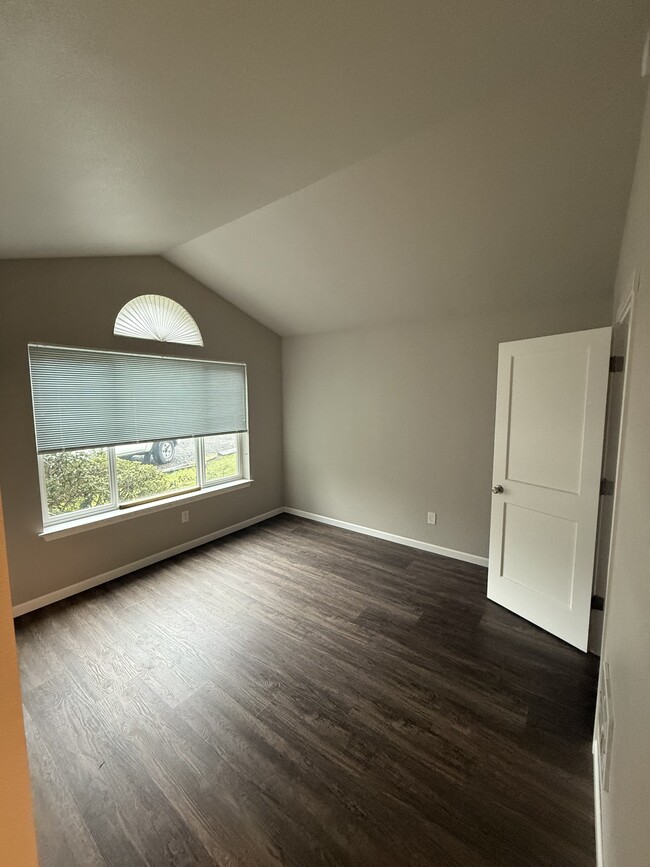 Building Photo - 1480 SE Cole Rd