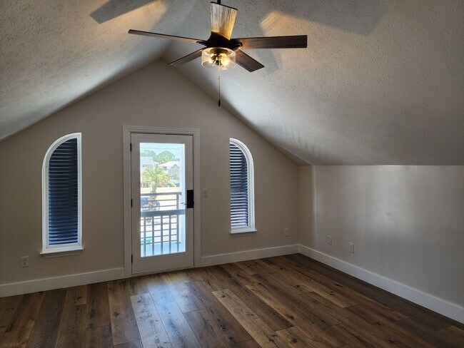 Building Photo - Beach Cottage