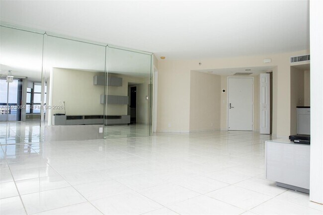 Building Photo - 3500 Mystic Pointe Dr