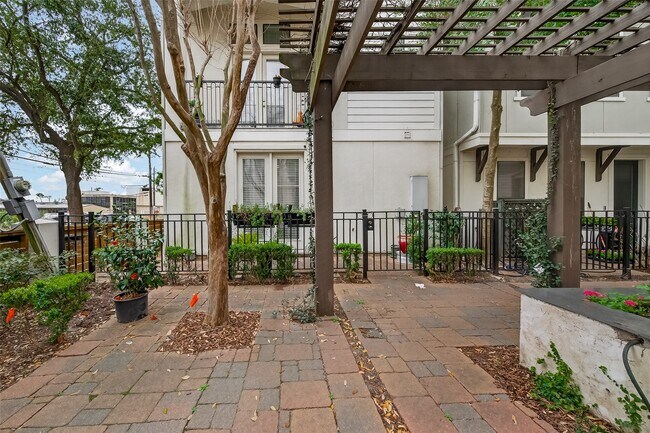 Building Photo - 3217 Maxroy St