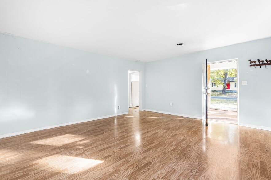 Building Photo - 300 Barclay Rd