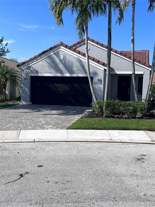 Building Photo - 1367 Plumosa Way
