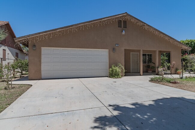 Building Photo - 730 Pine Ave