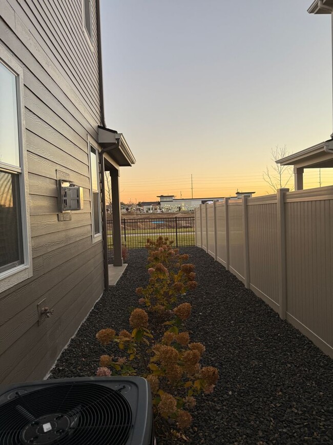 Building Photo - Modern Townhouse for Rent in Desirable Star - 3 Bedroom and 2.5 Bathroom