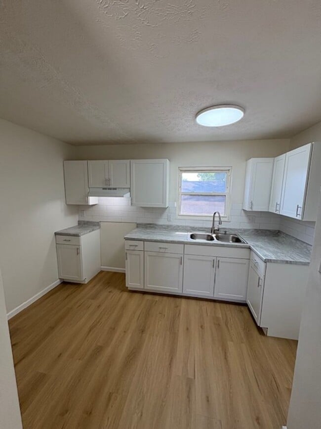 Building Photo - Newly Renovated 5 Bedroom in South Linden/...
