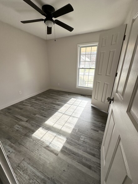 Building Photo - 125 Foxrun