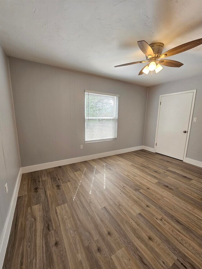 Building Photo - 1530 Live Oak Dr