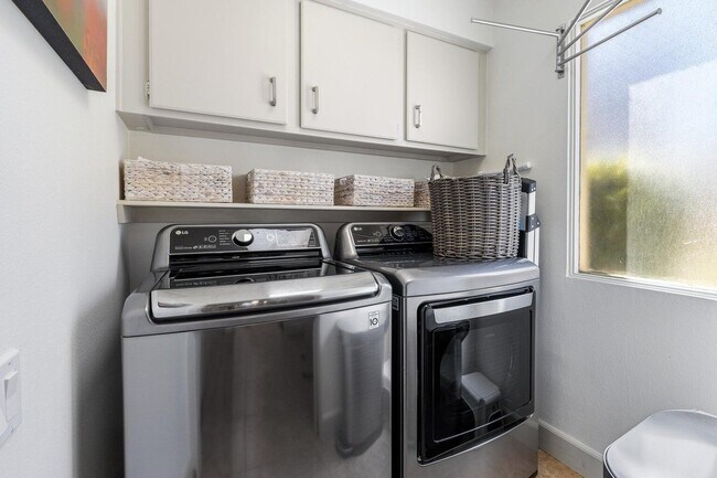 Building Photo - 303 Forest Hills Dr