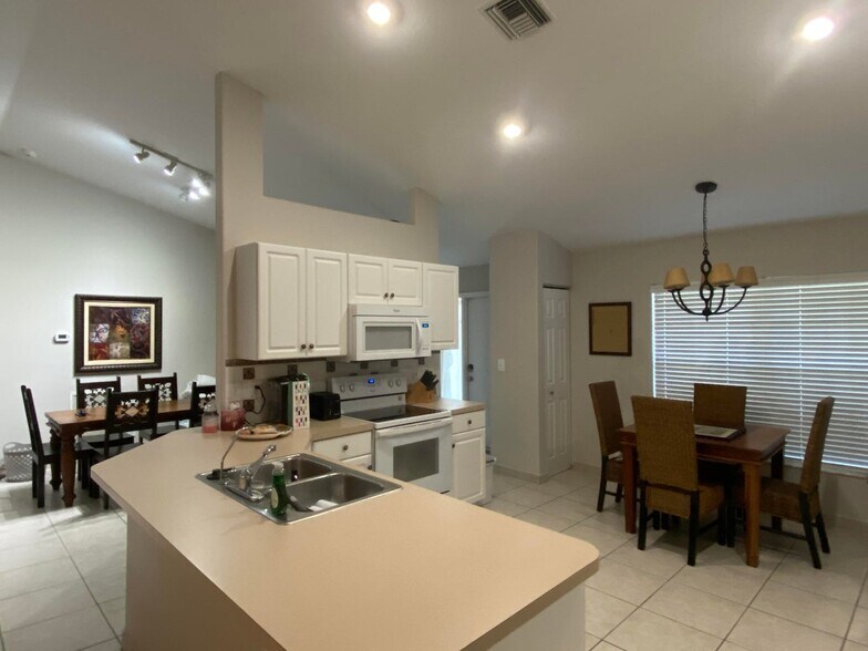 Building Photo - 1094 Raintree Ln