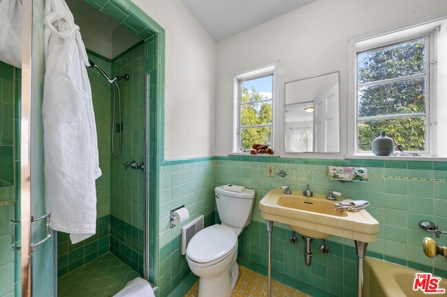 Building Photo - 2565 Canyon Dr