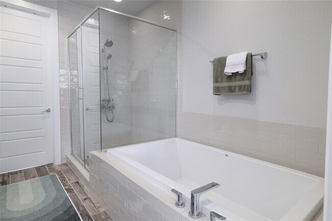 Building Photo - 6021 Seville Dr