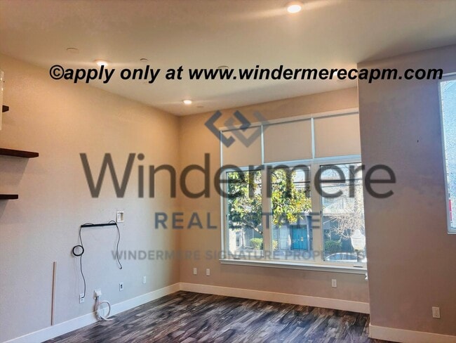 Building Photo - Gorgeous Rare MIDTOWN tri-level Modern home w/ Rooftop Patio!