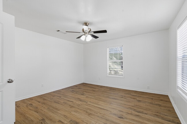 Building Photo - 920 W Ford St