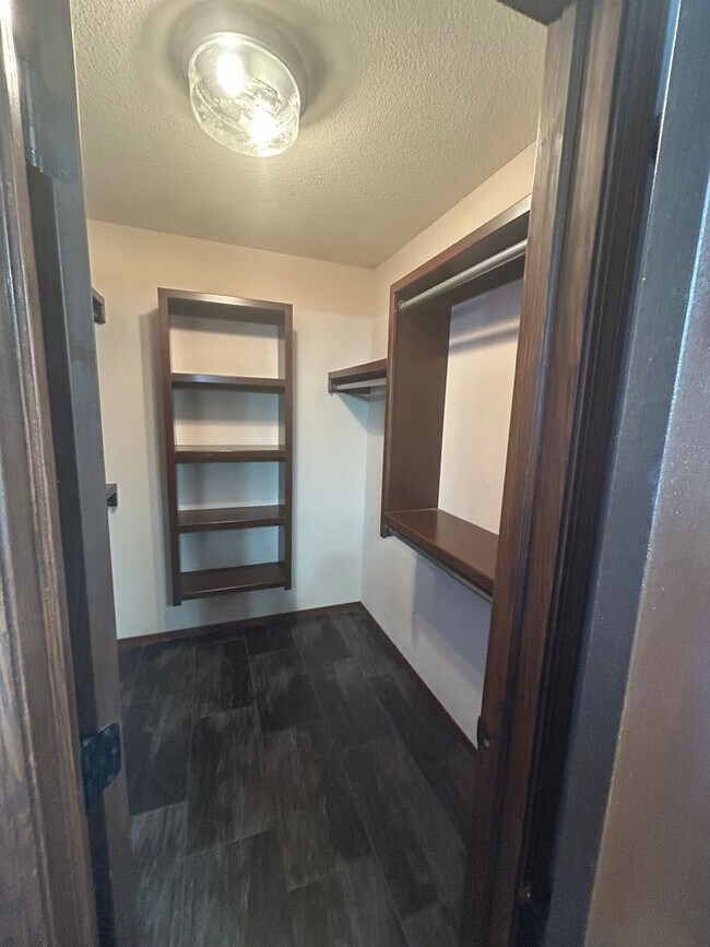 Building Photo - Updated 5 Bedroom , 3 Bath House in Derby Large back Yard