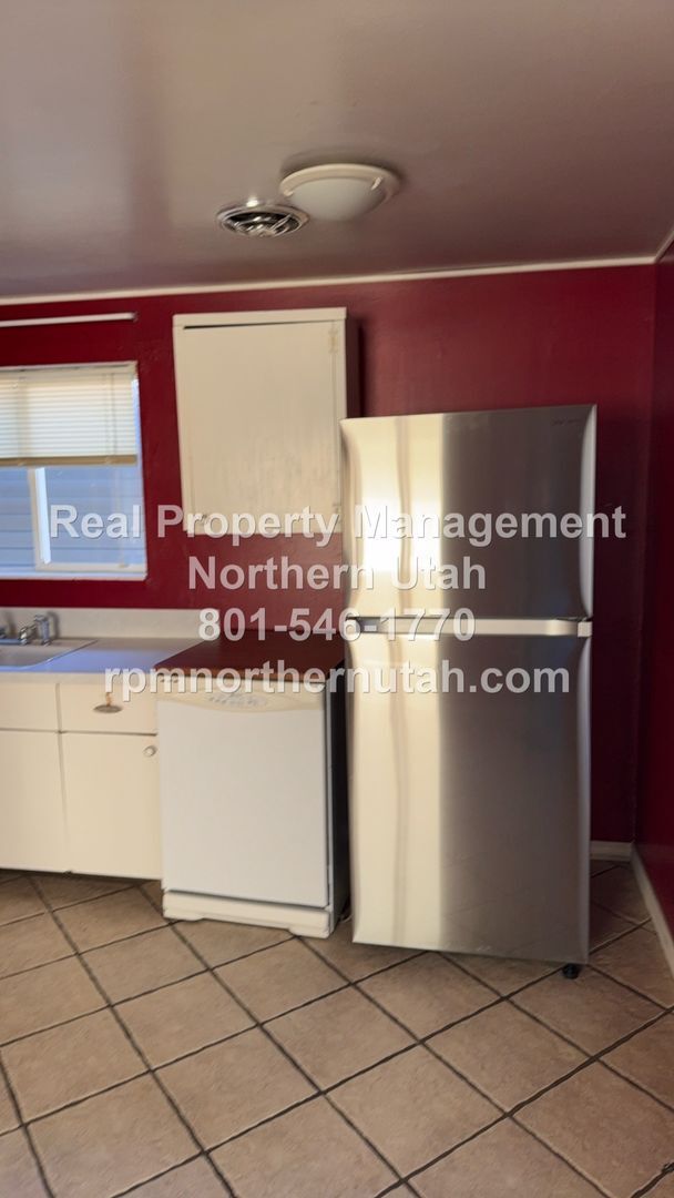 Building Photo - 5 Bedroom 2 Bath Home In Kaysville Available!