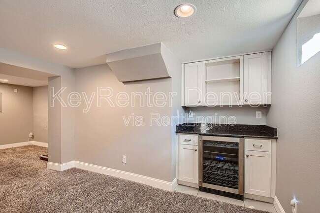 Building Photo - 1418 Roslyn St