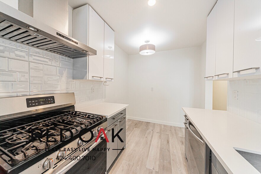 Building Photo - 514 S Mariposa Ave
