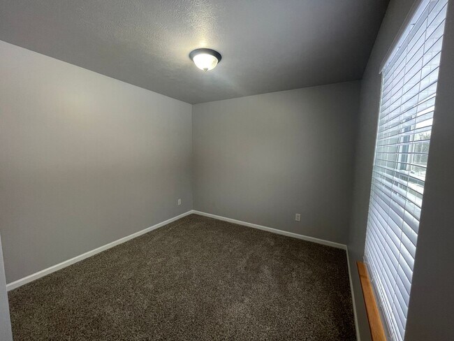 Building Photo - MOVE IN SPECIAL: Four Bedroom Home in Mattawan