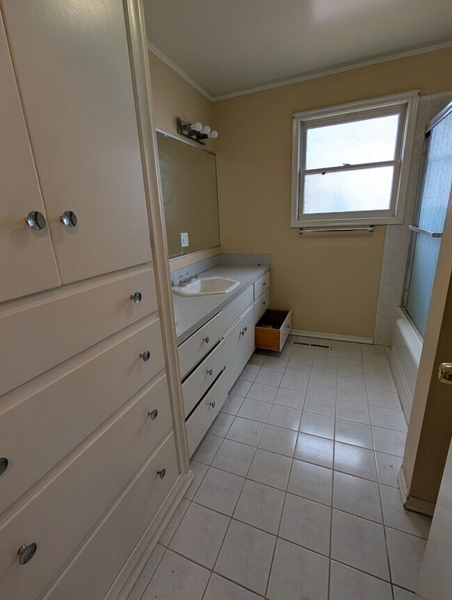 Building Photo - Spacious 3 Bedroom Normal Hill House with Large Garage