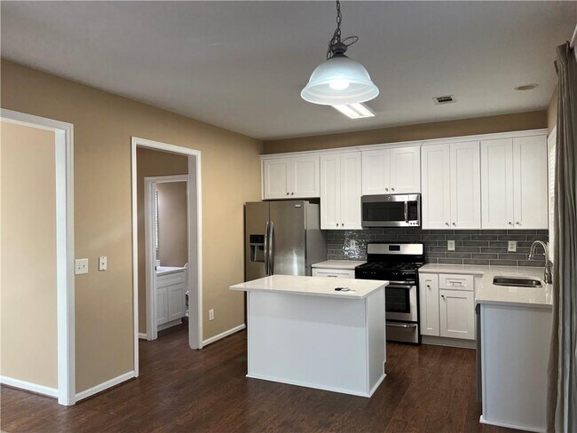 Building Photo - 3413 Stoneham Dr NW