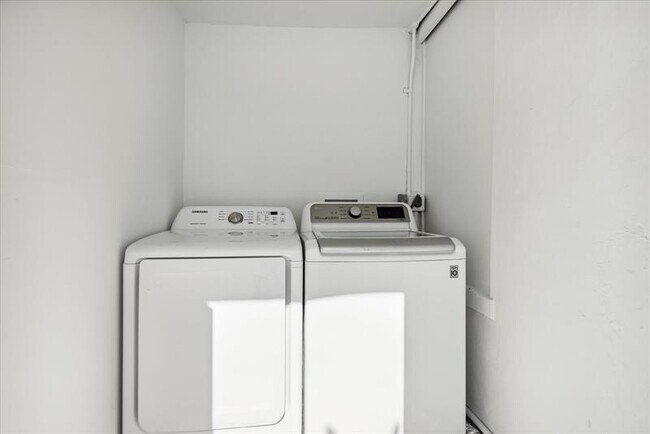 Building Photo - 2201 NE 9th Ave