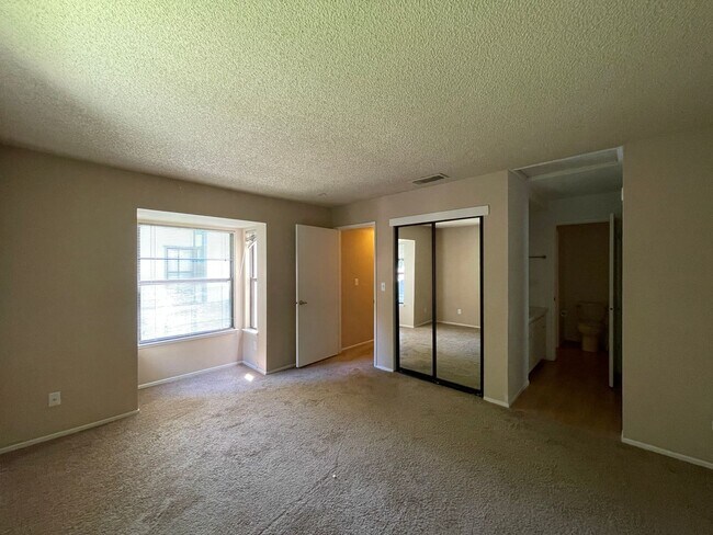 Building Photo - Gorgeous South Natomas Condo