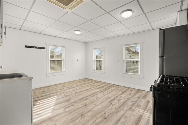 Building Photo - 154 Summit St