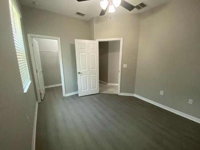 Building Photo - 3 Bedroom 2 Bath Villa in Oak Tree Pointe for RENT!