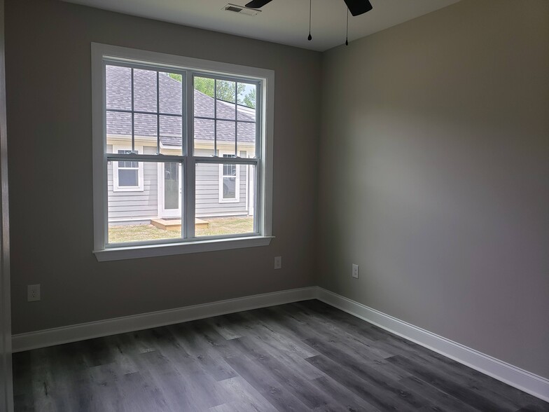 Building Photo - 218 Forest Dr