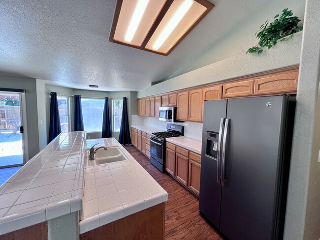 Building Photo - 654 Winery Ct