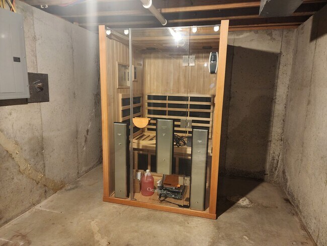 Building Photo - 3 bedroom 3 bathroom house with lots of extras