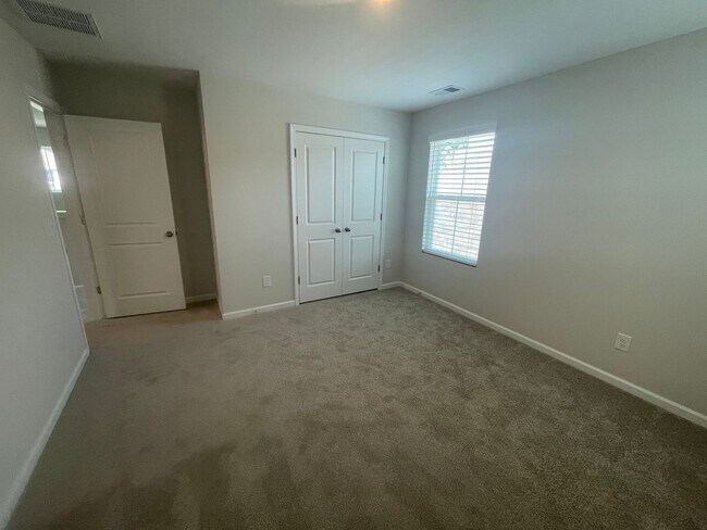 Building Photo - 3 BR Home in River Oaks!