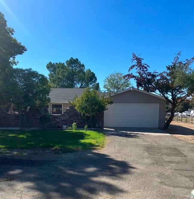 Primary Photo - 3 bedroom home in the country