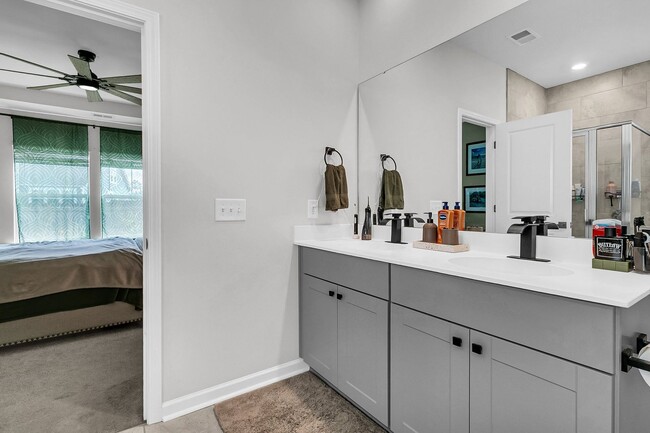 Building Photo - Beautiful Single Story Home Full of Upgrad...