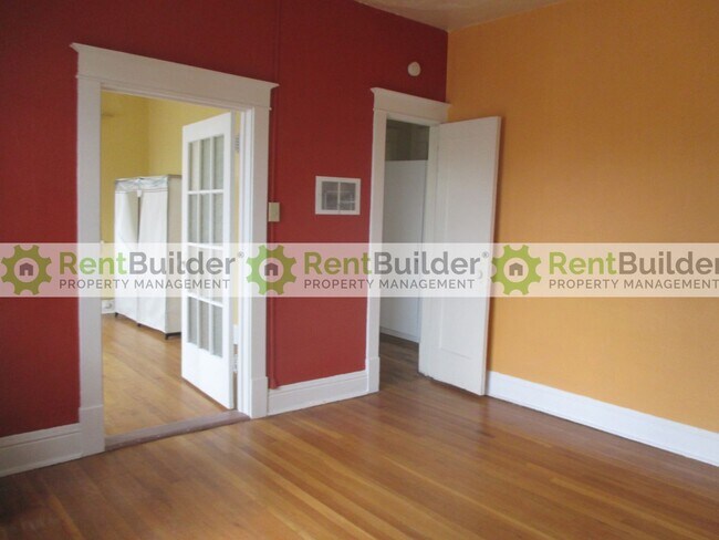 Building Photo - 103 Maple St NE