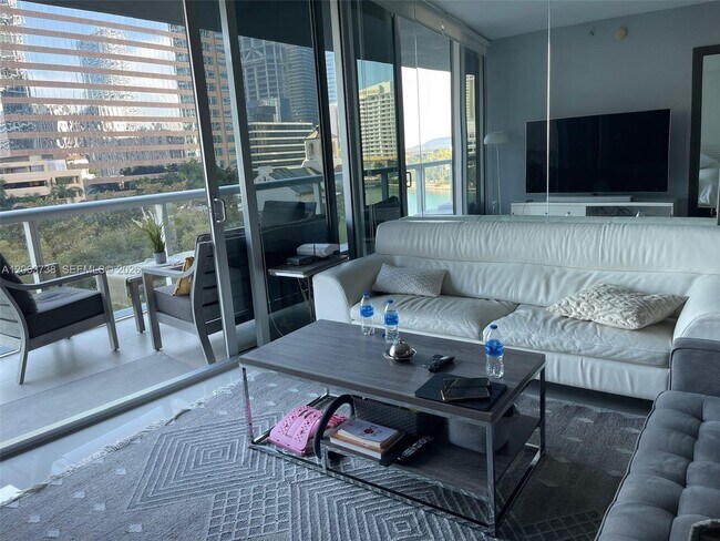 Building Photo - 495 Brickell Ave
