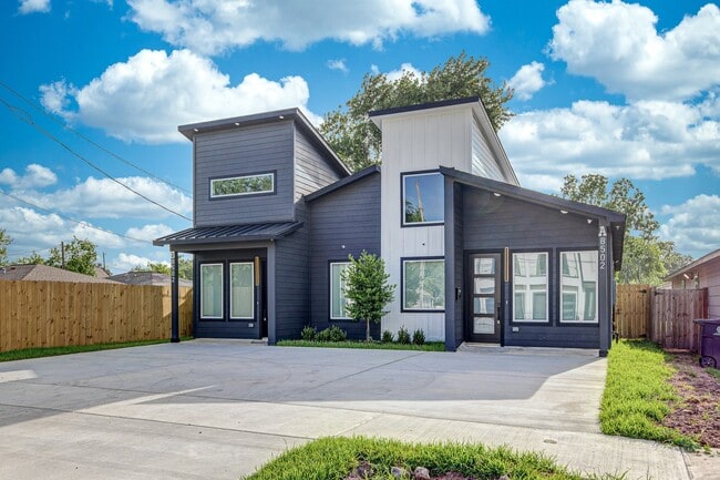 Primary Photo - 8502 Safeguard St