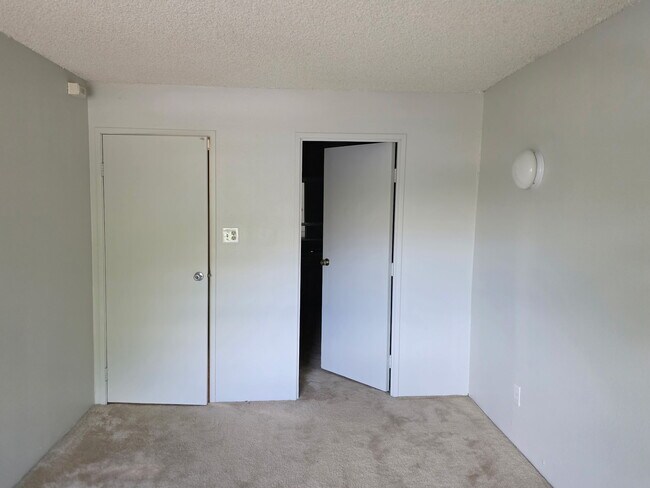 Building Photo - 1300 Golden Cir