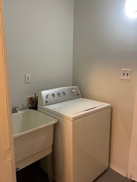 Building Photo - 11055 Chapp Ave