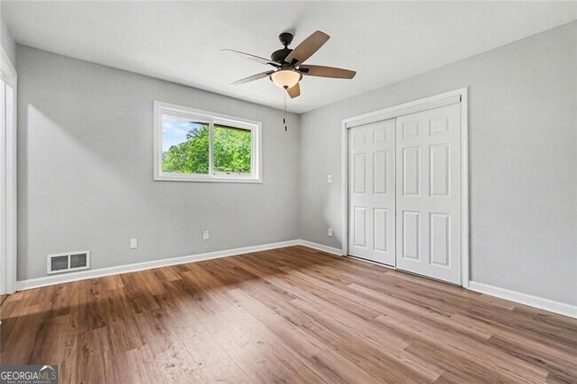 Building Photo - 2952 N Dekalb Dr