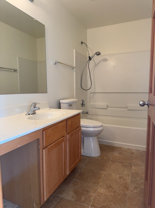 Building Photo - 2216 Evergreen Cir